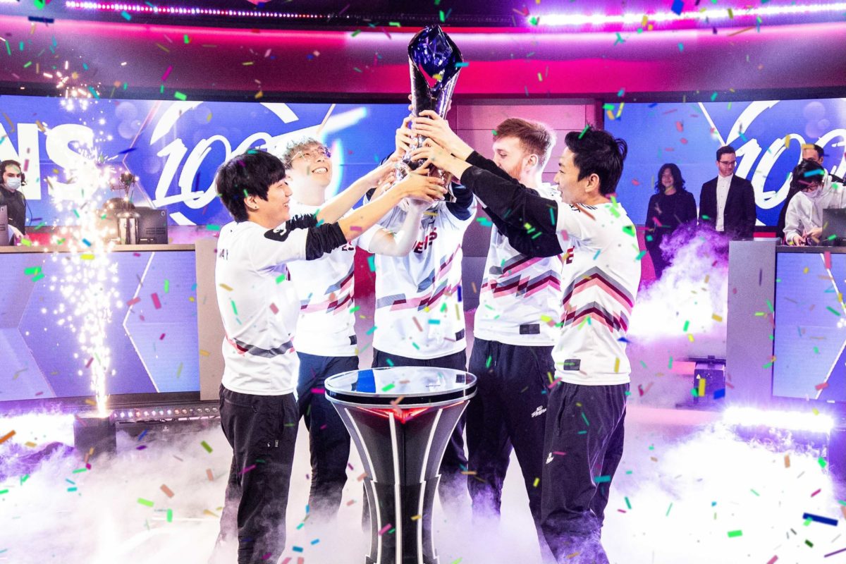 100T Raise the Trophy after an incredible 3-0 Victory over Team Liquid (image via Riot Games)
